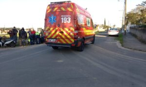 Mulher fica ferida após colidir moto com carro em Morro da Fumaça