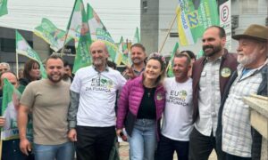 Eleição 2024: Eduardo Bolsonaro participa de caminhada no centro de Morro da Fumaça