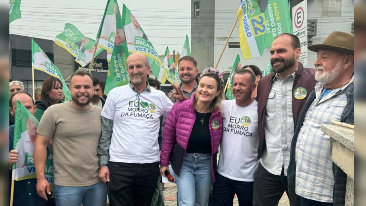 Eleição 2024: Eduardo Bolsonaro participa de caminhada no centro de Morro da Fumaça