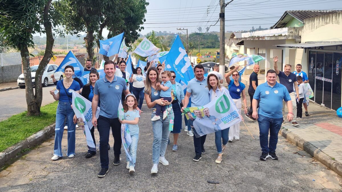 Eleição 2024: Acompanhados por apoiadores, Eduardo e Davi realizam caminhada no bairro Graziela