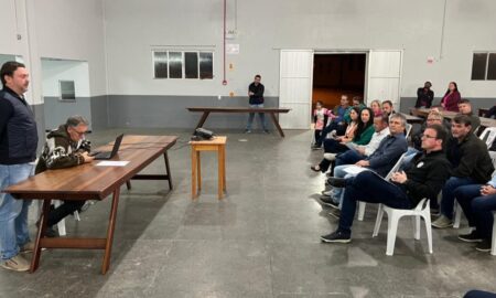 Associação de Moradores de Linha Torrens entrega demandas aos candidatos a prefeito