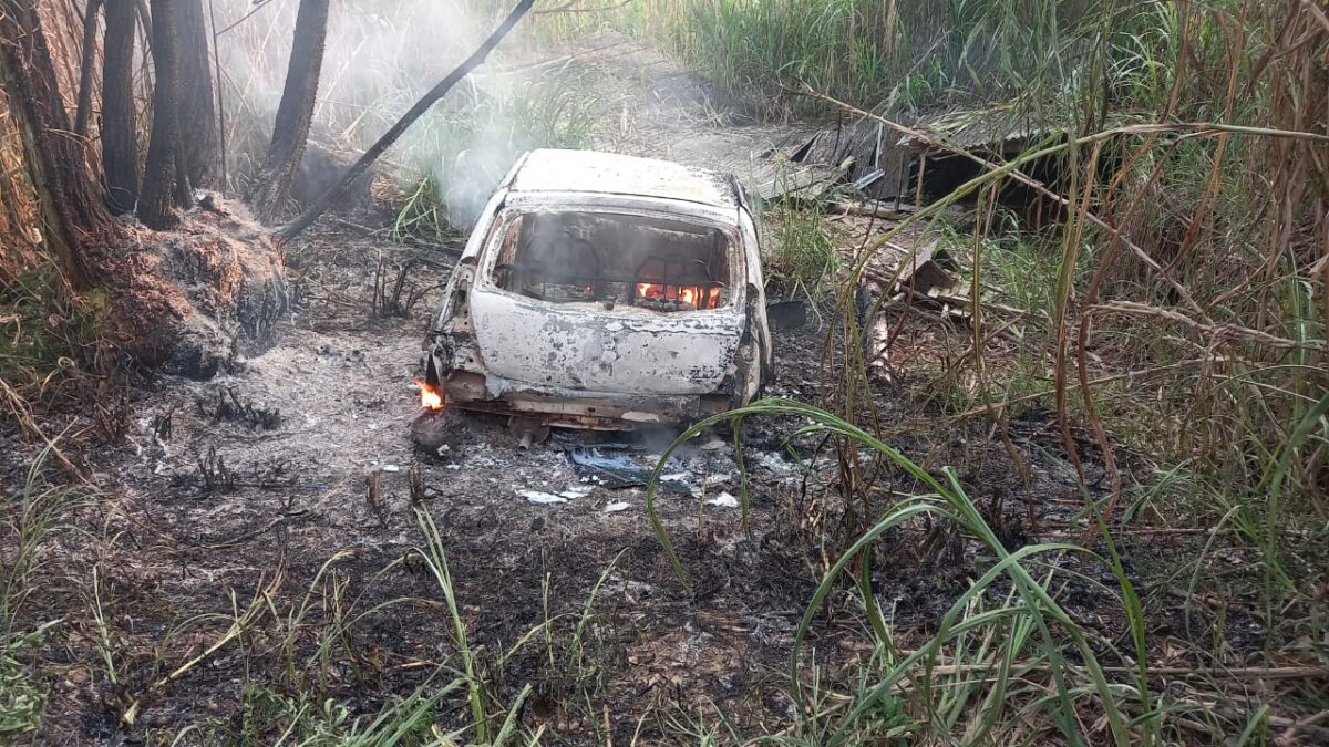 Veículo abandonado é destruído por incêndio