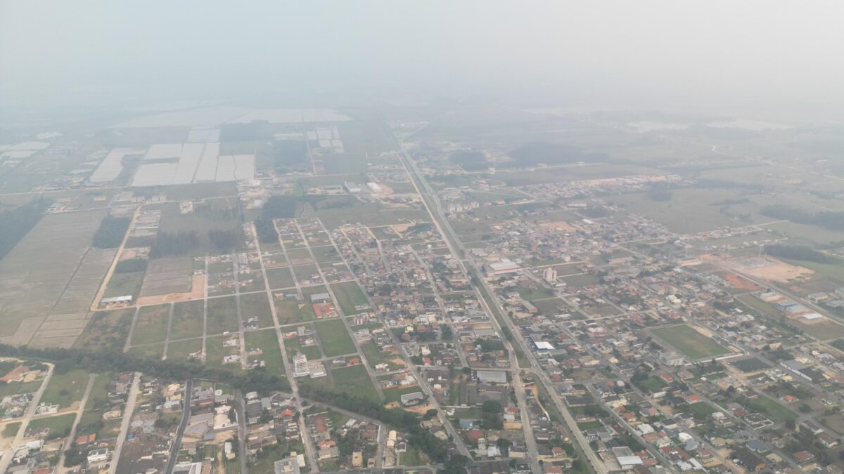 Governo de SC emite alerta para riscos à saúde devido à baixa umidade e poluição atmosférica