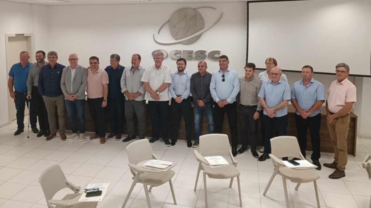 Presidentes de cooperativas da Fecoerusc participam de reunião na OCESC