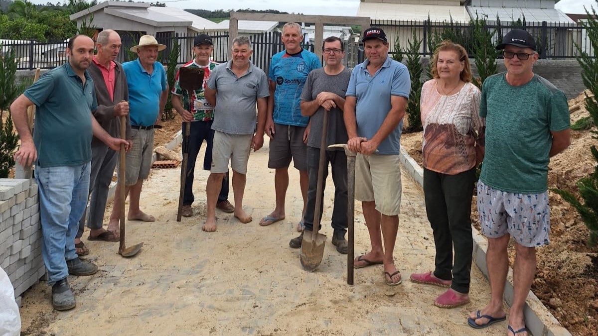 Moradores realizam melhorias na jardinagem do Cemitério de Linha Torrens