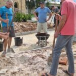 Moradores realizam melhorias na jardinagem do Cemitério de Linha Torrens