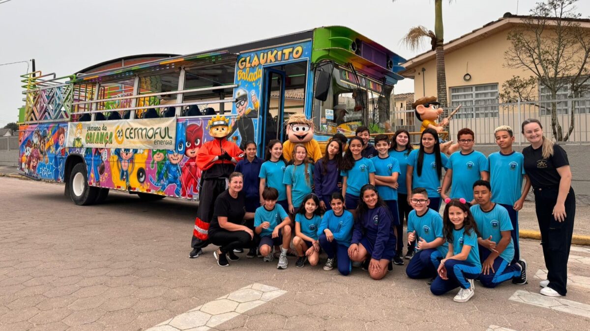 Trenzinho da Alegria da Cermoful visita escolas