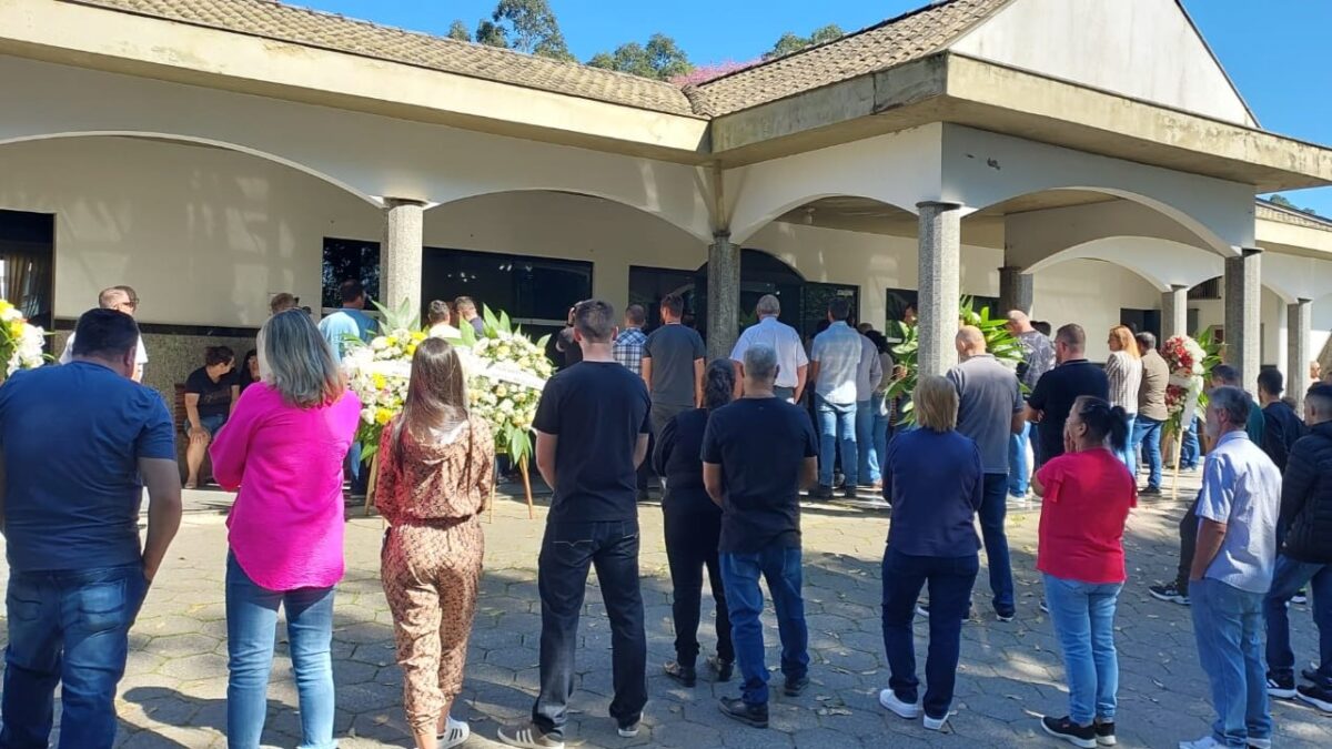 Comoção marca velório de casal morto em acidente de moto