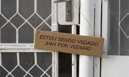 Placa ‘estou sendo vigiado 24 horas por vizinho’ não configura dano moral