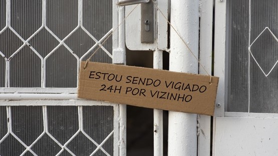 Placa ‘estou sendo vigiado 24 horas por vizinho’ não configura dano moral