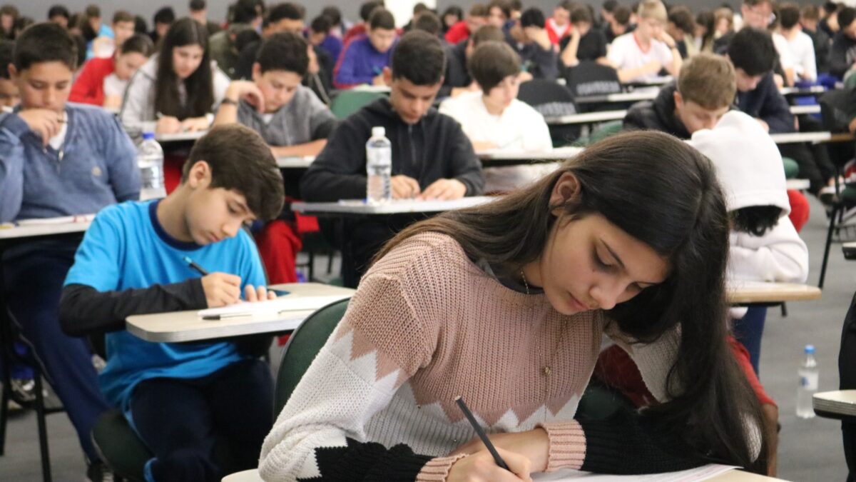 Alunos de Morro da Fumaça enfrentam última etapa do Prêmio Acic de Matemática