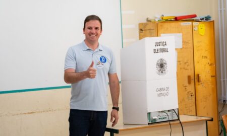 Eduardo Guollo vota na Escola Princesa Isabel