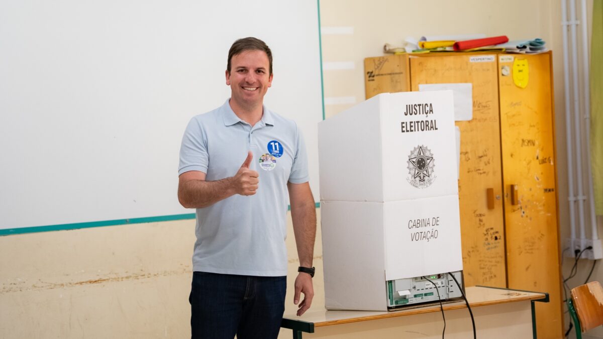 Eduardo Guollo vota na Escola Princesa Isabel