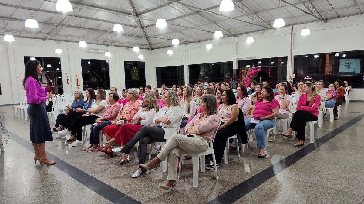 Neidi Cassol proporciona noite de reflexão às mulheres fumacenses