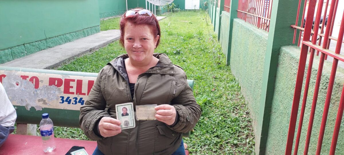 Eleitores aguardam na fila início da votação em Morro da Fumaça