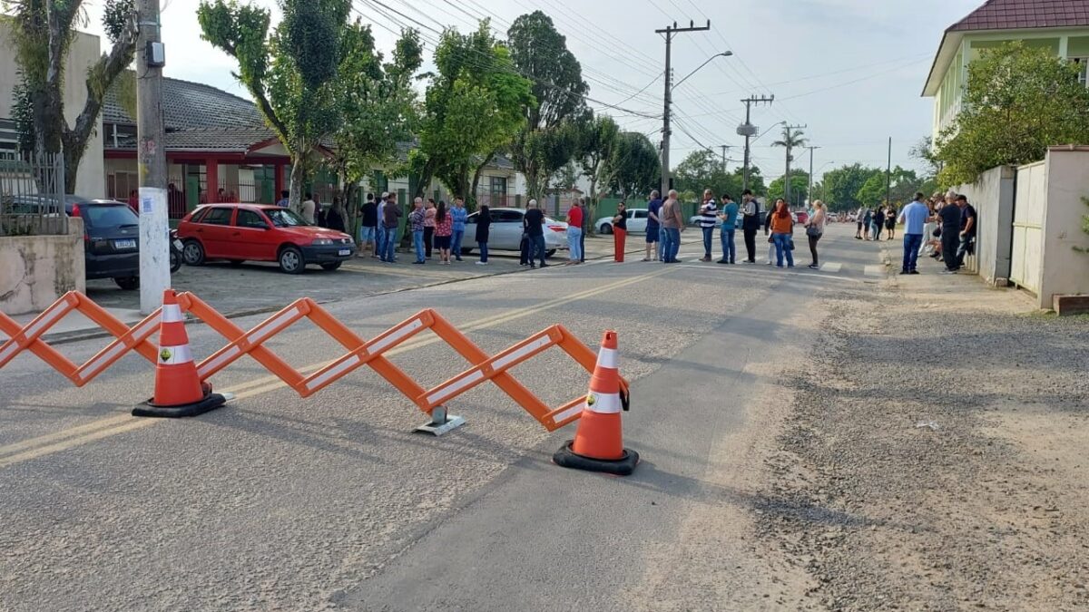 Eleitores aguardam na fila início da votação em Morro da Fumaça