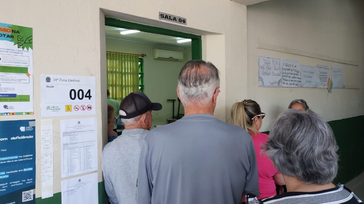 Falta de mesário atrasa votação na Escola Princesa Isabel