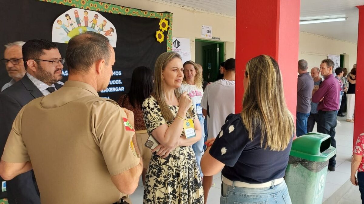 Juíza Eleitoral visita Morro da Fumaça e projeta resultado oficial até às 18h