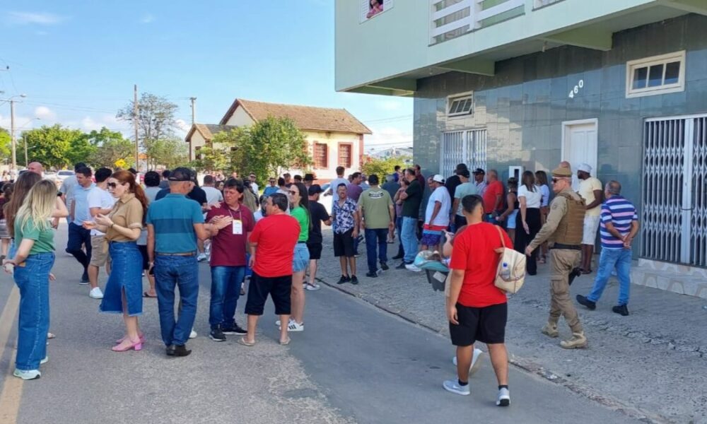 Polícia Militar dispersa eleitores em frente aos locais de votação