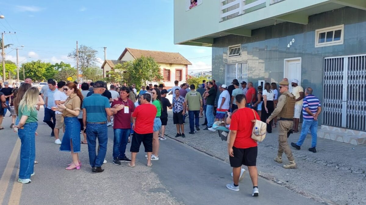 Polícia Militar dispersa eleitores em frente aos locais de votação