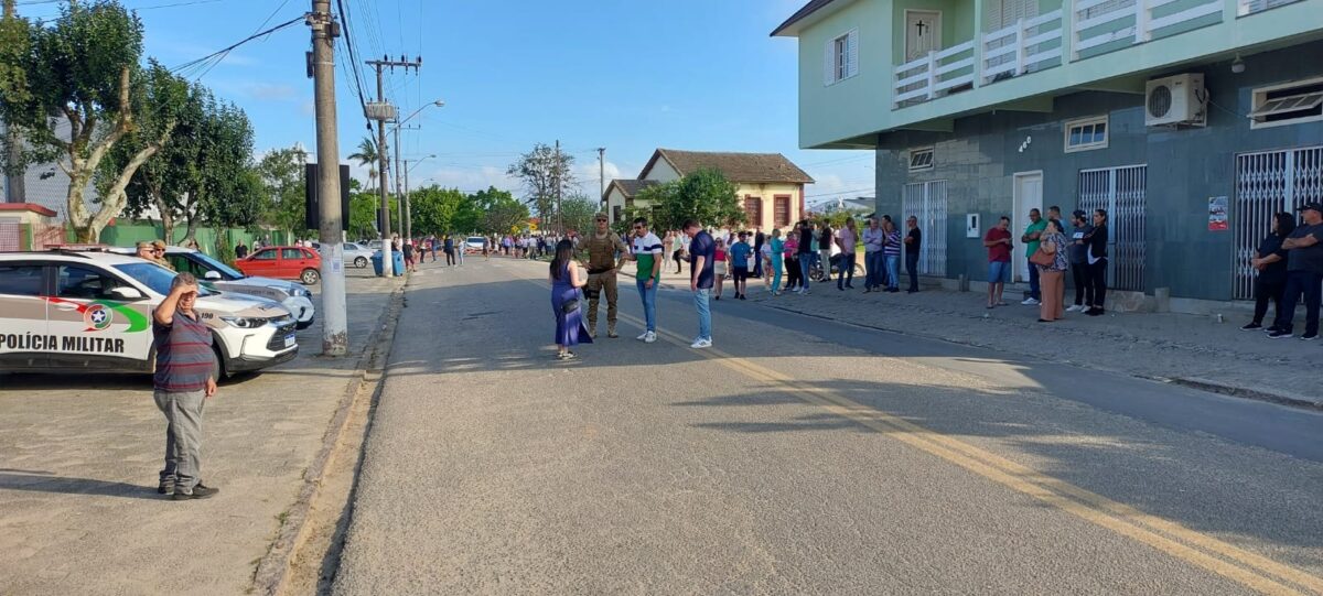 Polícia Militar dispersa eleitores em frente aos locais de votação