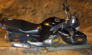 Colisão entre carro e moto deixa jovem ferida no Bairro Barracão