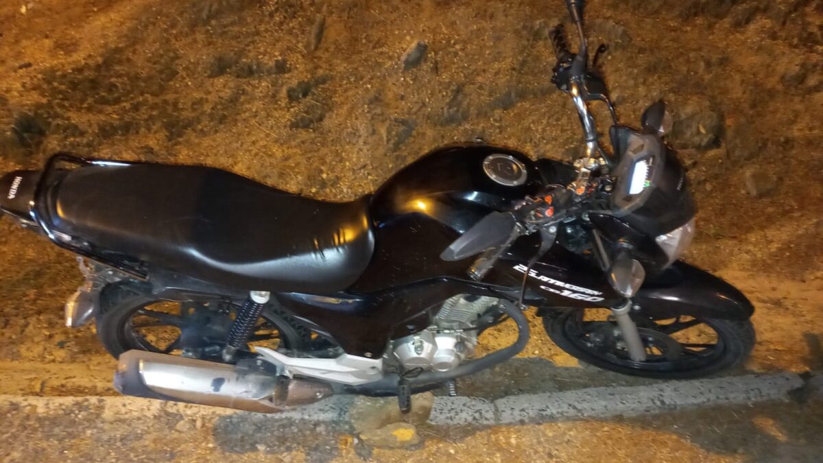 Colisão entre carro e moto deixa jovem ferida no Bairro Barracão