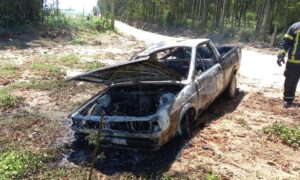 Veículo é destruído por incêndio em Morro da Fumaça