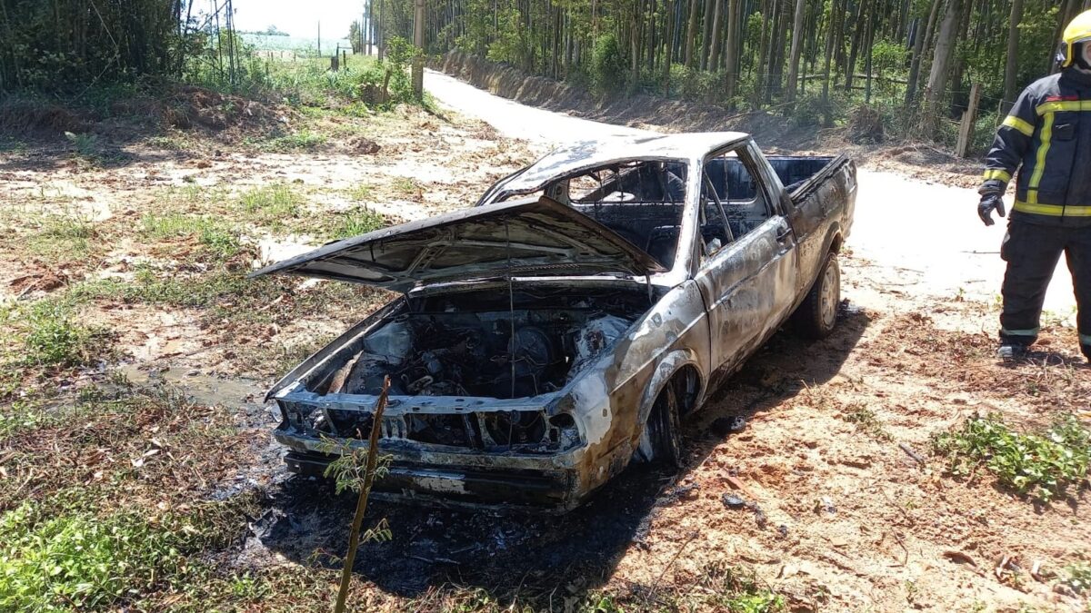 Veículo é destruído por incêndio em Morro da Fumaça