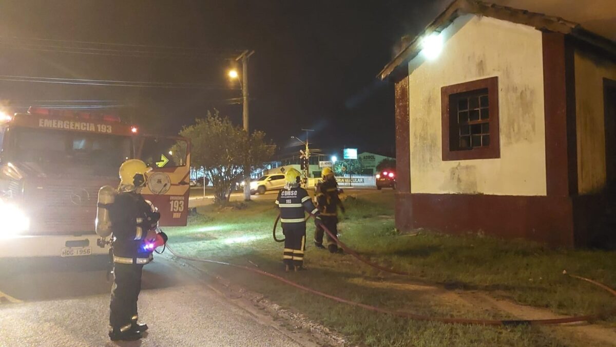 Incêndio atinge antiga estação do Agente Ferroviário