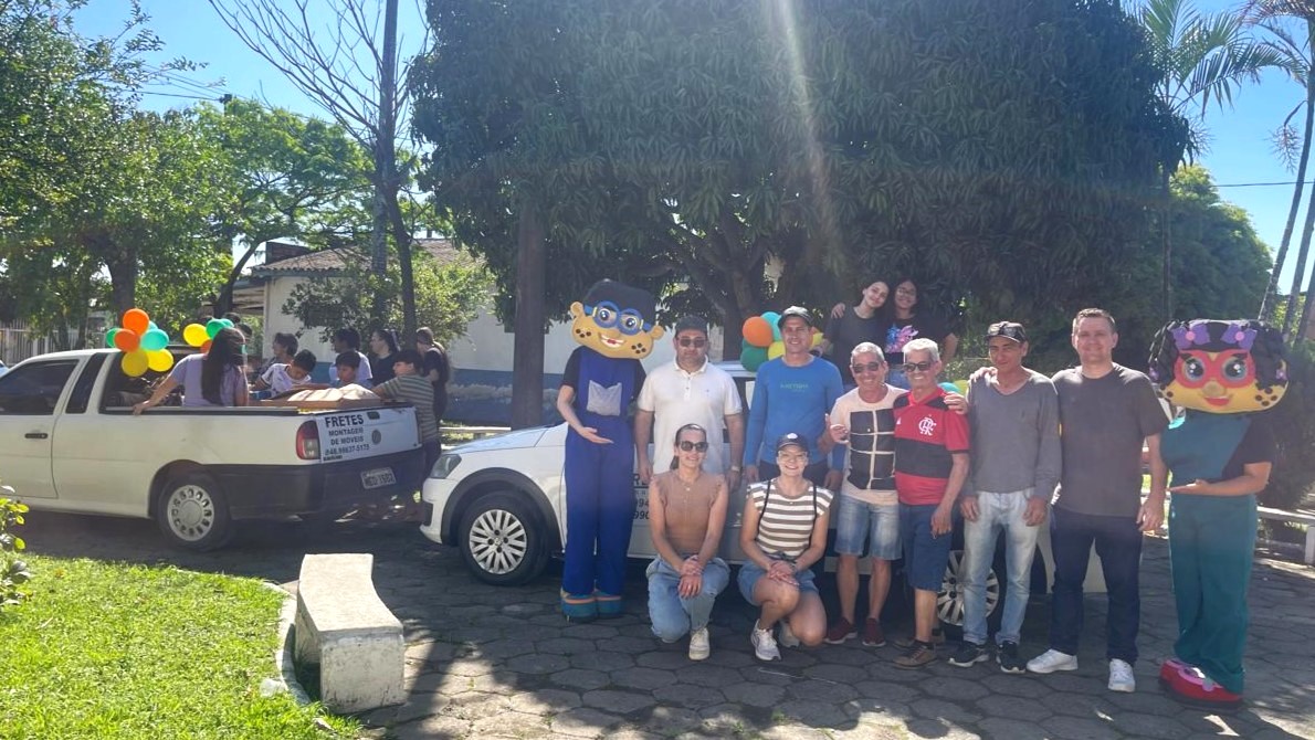 Associação de Moradores do Bairro Naspolini realiza entrega de brinquedos e balas