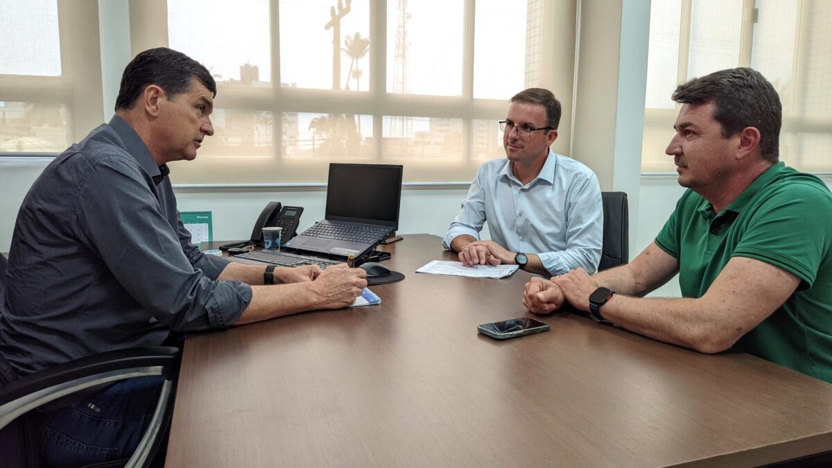 Ao lado do prefeito Noi Coral, Eduardo Guollo e Davi Pellegrin organizam transição de governo