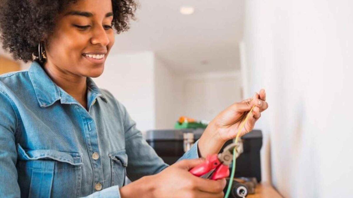 SENAI de Criciúma abre inscrições para curso de eletricidade residencial para mulheres