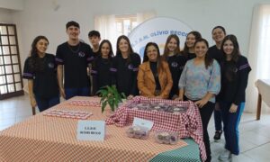 Exposição de produtos com palestras celebra formação de 150 alunos no curso Jovens Empreendedores Primeiros Passos