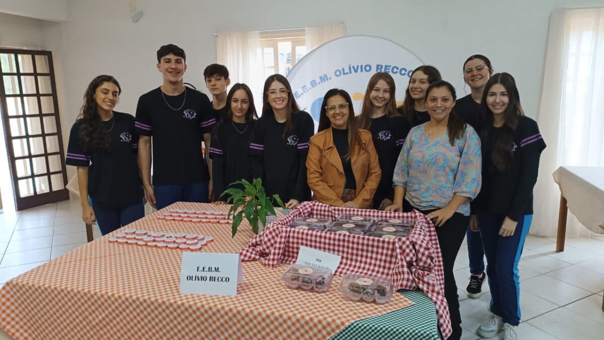 Exposição de produtos com palestras celebra formação de 150 alunos no curso Jovens Empreendedores Primeiros Passos