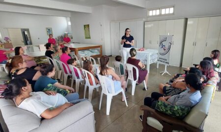 Gestantes participam de palestra da Associação Cantinho do Amor