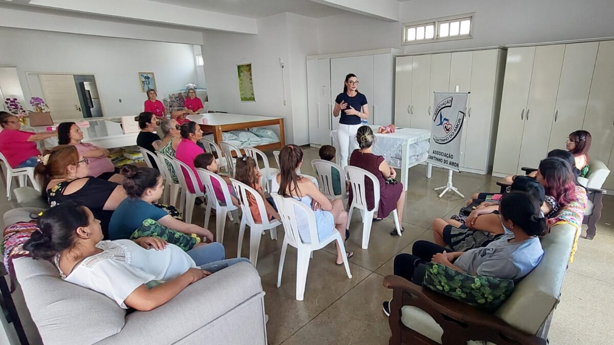 Gestantes participam de palestra da Associação Cantinho do Amor