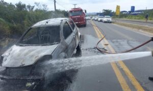 Bombeiros de Morro da Fumaça controlam fogo em veículo na SC-445