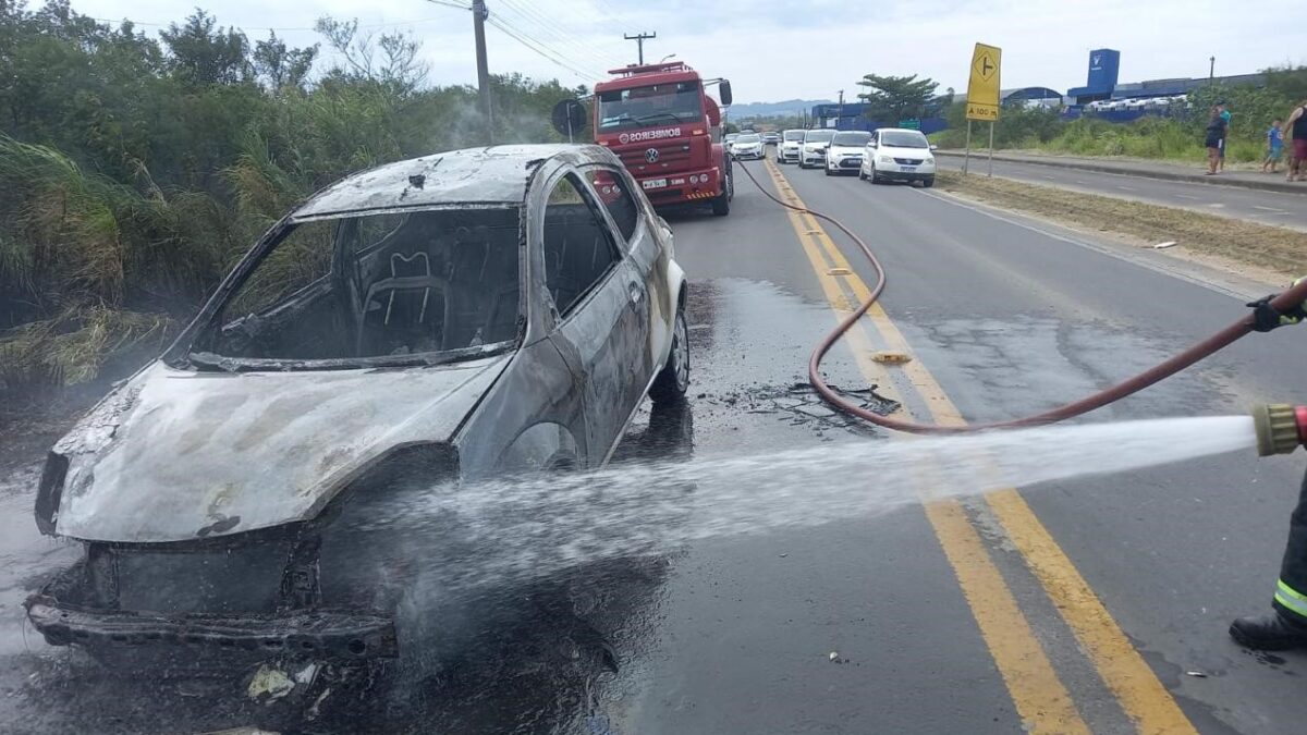 Bombeiros de Morro da Fumaça controlam fogo em veículo na SC-445