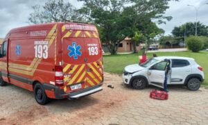 Bombeiros retiram motorista que capotou veículo na SC-443