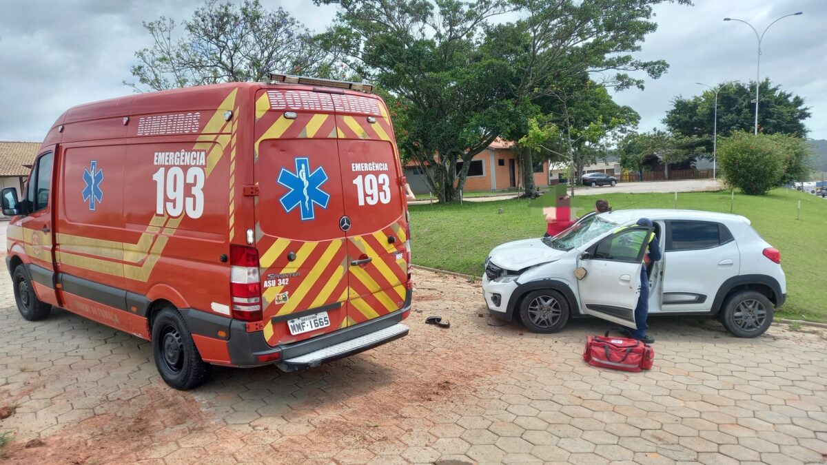 Bombeiros retiram motorista que capotou veículo na SC-443