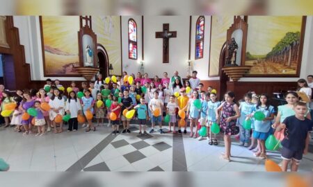 Missa com as crianças celebra volta às aulas com a Benção das Mochilas