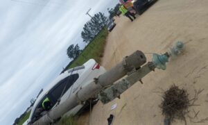 Bombeiros de Morro da Fumaça socorrem motorista que colidiu contra poste