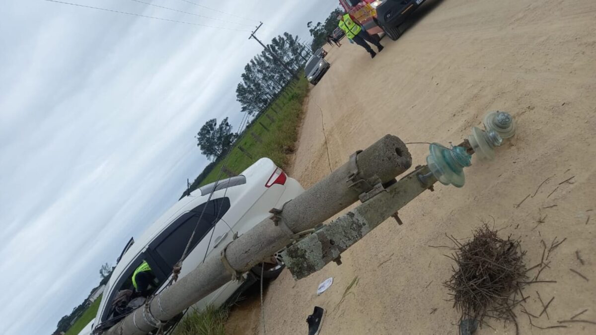 Bombeiros de Morro da Fumaça socorrem motorista que colidiu contra poste