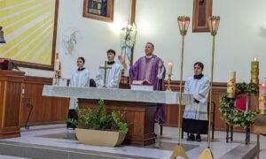 Fumacenses e visitantes ignoram chuva para acompanhar missa com Padre Antônio Vander