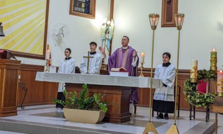 Fumacenses e visitantes ignoram chuva para acompanhar missa com Padre Antônio Vander