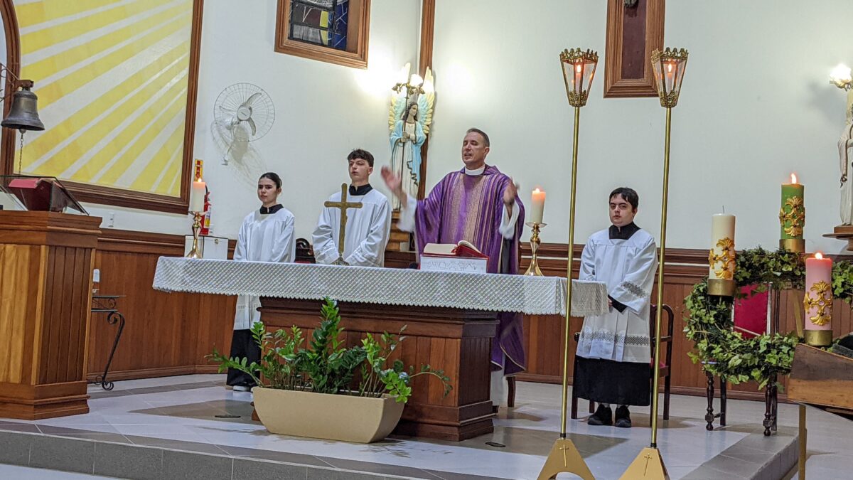 Fumacenses e visitantes ignoram chuva para acompanhar missa com Padre Antônio Vander