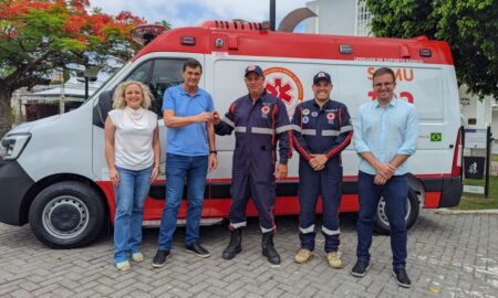 Governo fumacense formaliza entrega de nova ambulância ao SAMU