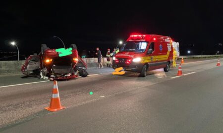 Bombeiros de Morro da Fumaça atendem capotamento na BR-101