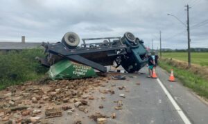 Capotamento de caminhão interdita Rodovia Gregório Espíndola